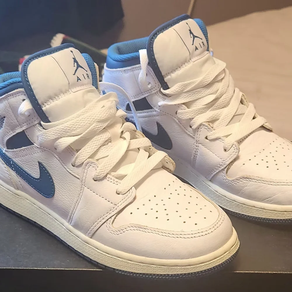 Nike Air Jordan 1 Mids Kids' White and Blue Sneakers Youth Size 5.5 - Picture 1 of 10
